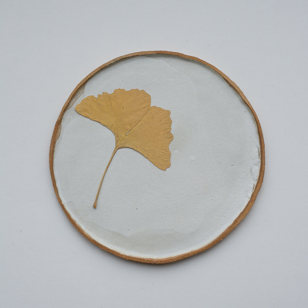 Assiette façonnée à la main par Mathilde Martin, céramiste à Paris