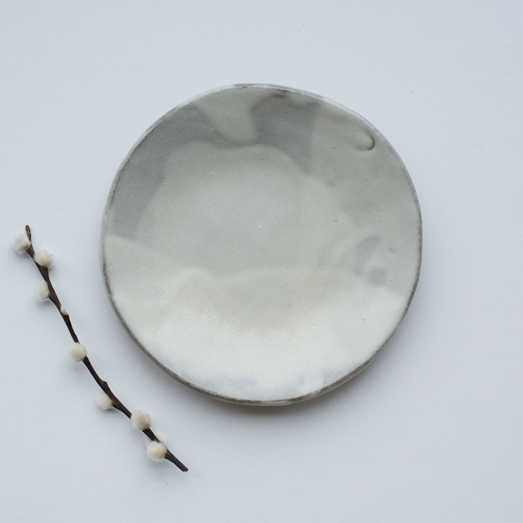 Assiette à dessert façonnée à la main par Mathilde Martin, céramiste à Paris