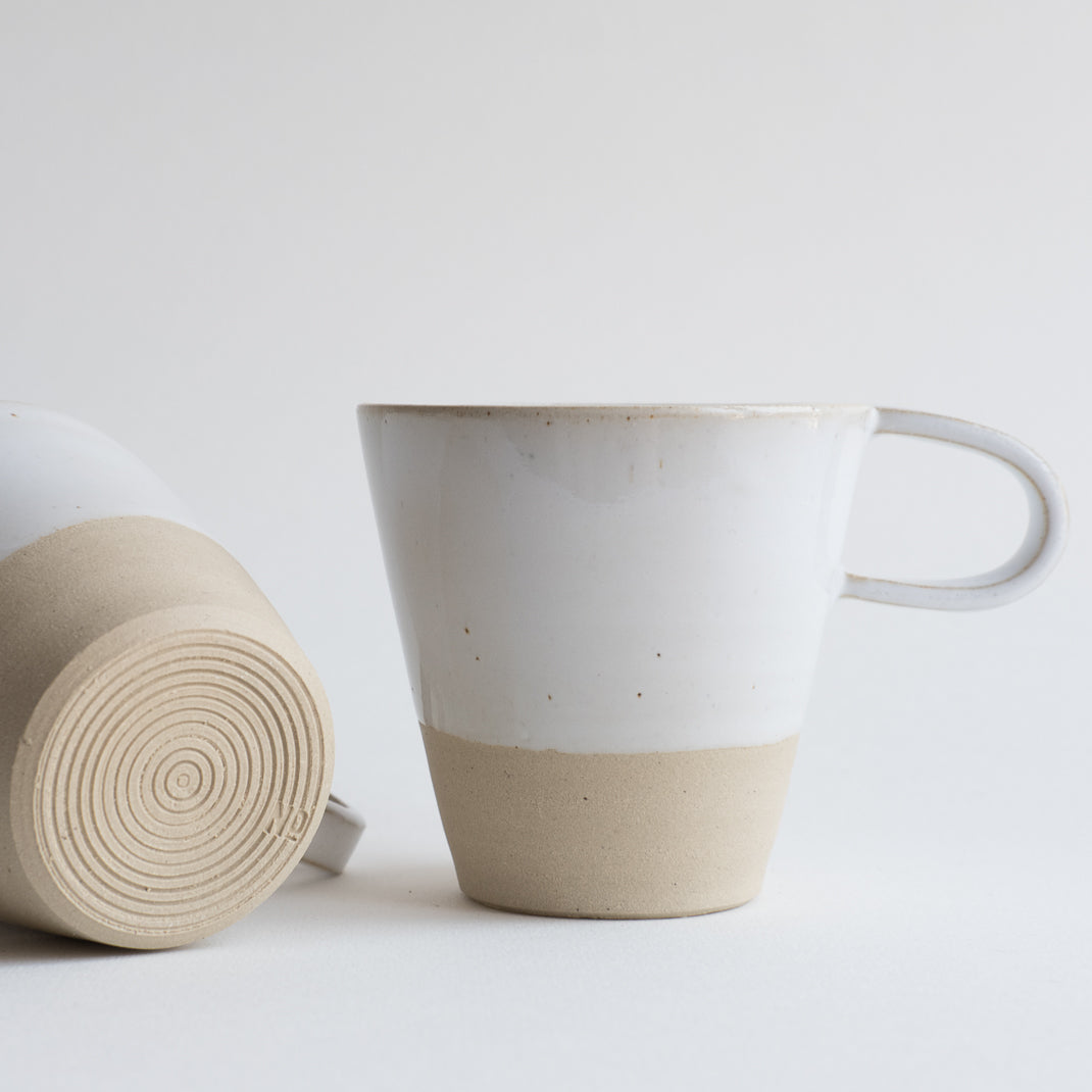 La tasse et la plaquette de la collection Essential de No Ceramic sur la boutique Brutal Ceramics