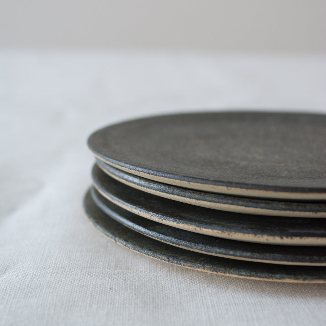 Assiette realisée à la main par la céramiste Patricia Vieljeux, dans son atelier parisien