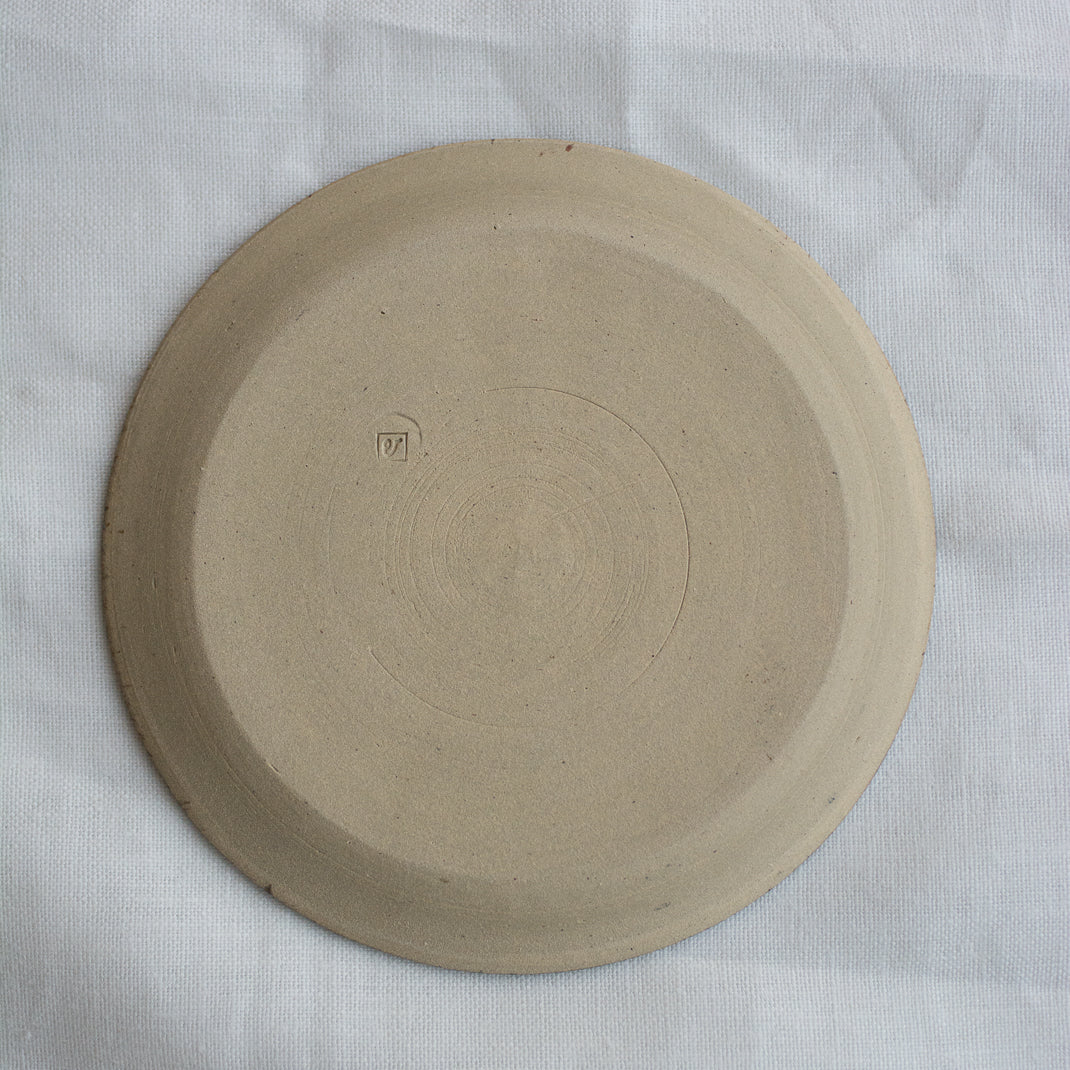 Assiette realisée à la main par la céramiste Patricia Vieljeux, dans son atelier parisien
