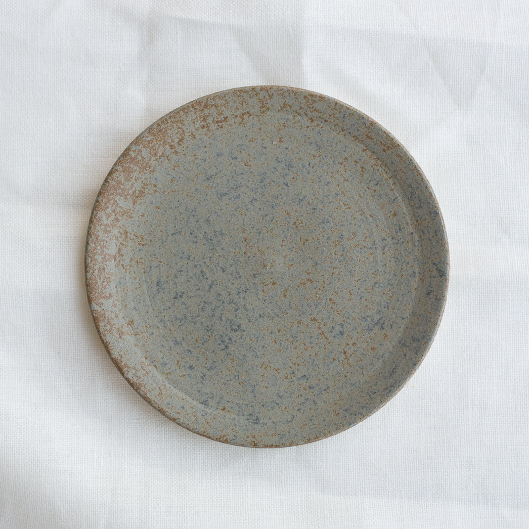 Petite assiette marron realisée à la main par la céramiste Patricia Vieljeux, dans son atelier parisien