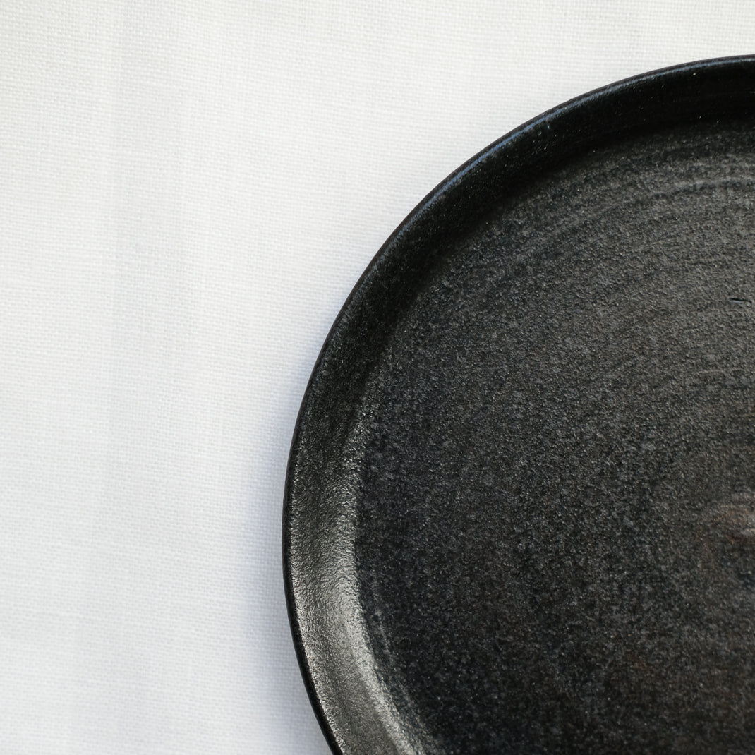Assiette realisée à la main par la céramiste Patricia Vieljeux, dans son atelier parisien