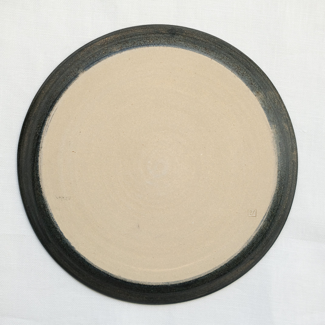 Assiette realisée à la main par la céramiste Patricia Vieljeux, dans son atelier parisien
