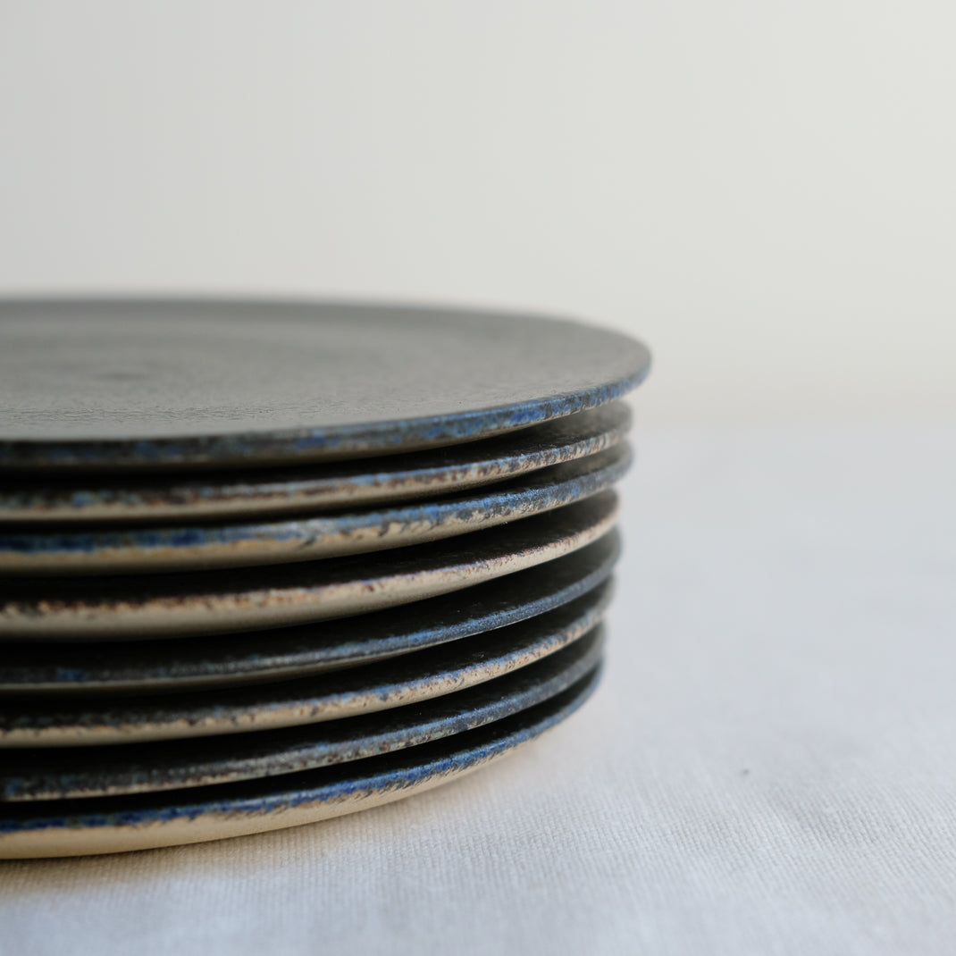 Petite assiette realisée à la main par la céramiste Patricia Vieljeux, dans son atelier parisien