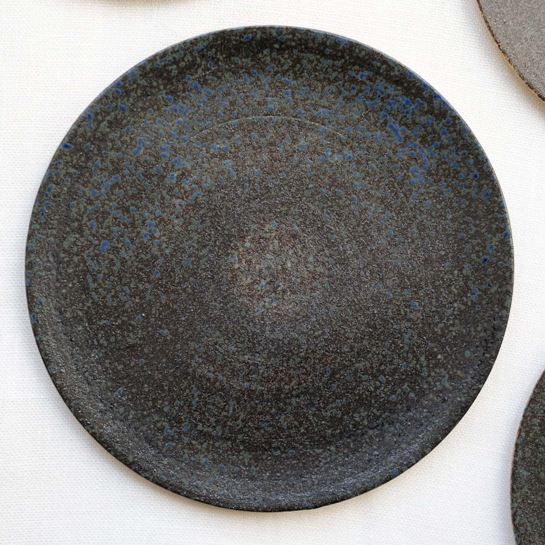 Petite assiette realisée à la main par la céramiste Patricia Vieljeux, dans son atelier parisien