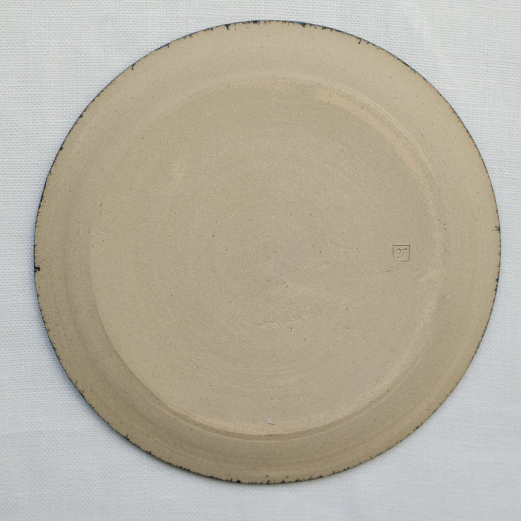 Petite assiette realisée à la main par la céramiste Patricia Vieljeux, dans son atelier parisien