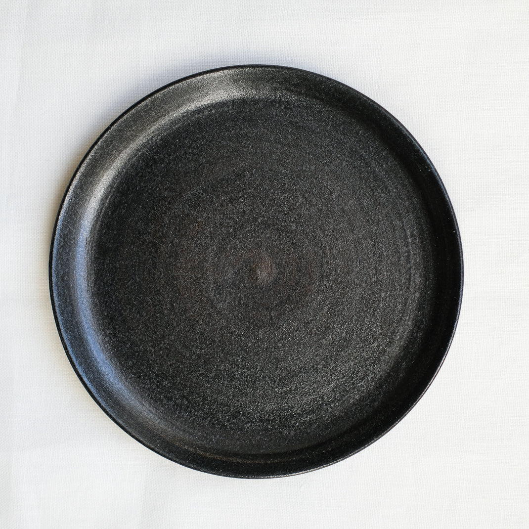 Assiette realisée à la main par la céramiste Patricia Vieljeux, dans son atelier parisien