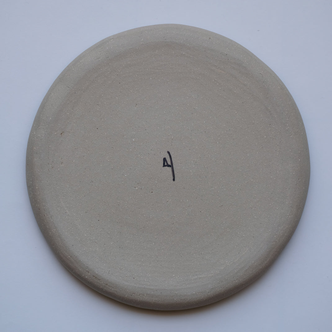 Assiette verte/brune en grès d'Albane Trollé chez Brutal Ceramics