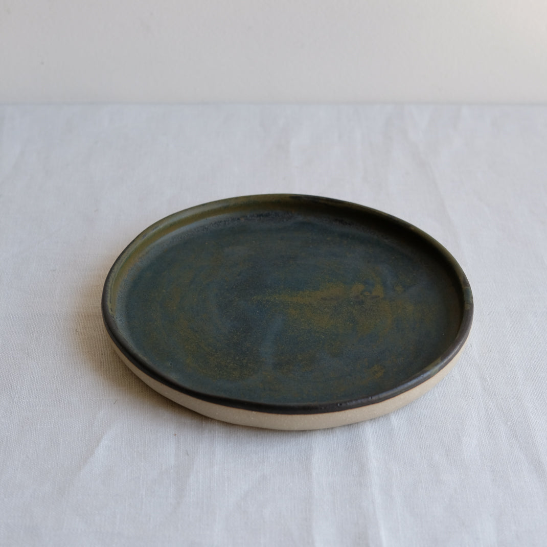 Assiette verte/brune en grès d'Albane Trollé chez Brutal Ceramics