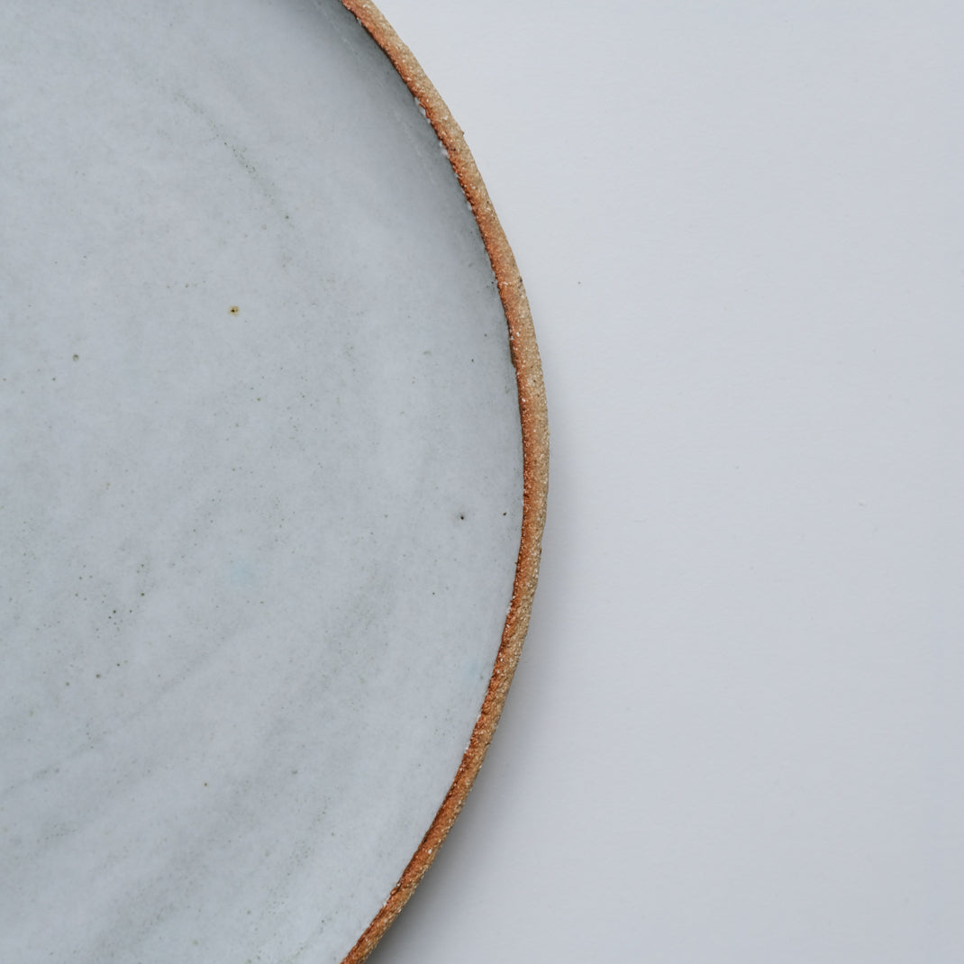 Assiette gris nuage en grès chamotté de l'Atelier M. chez Brutal