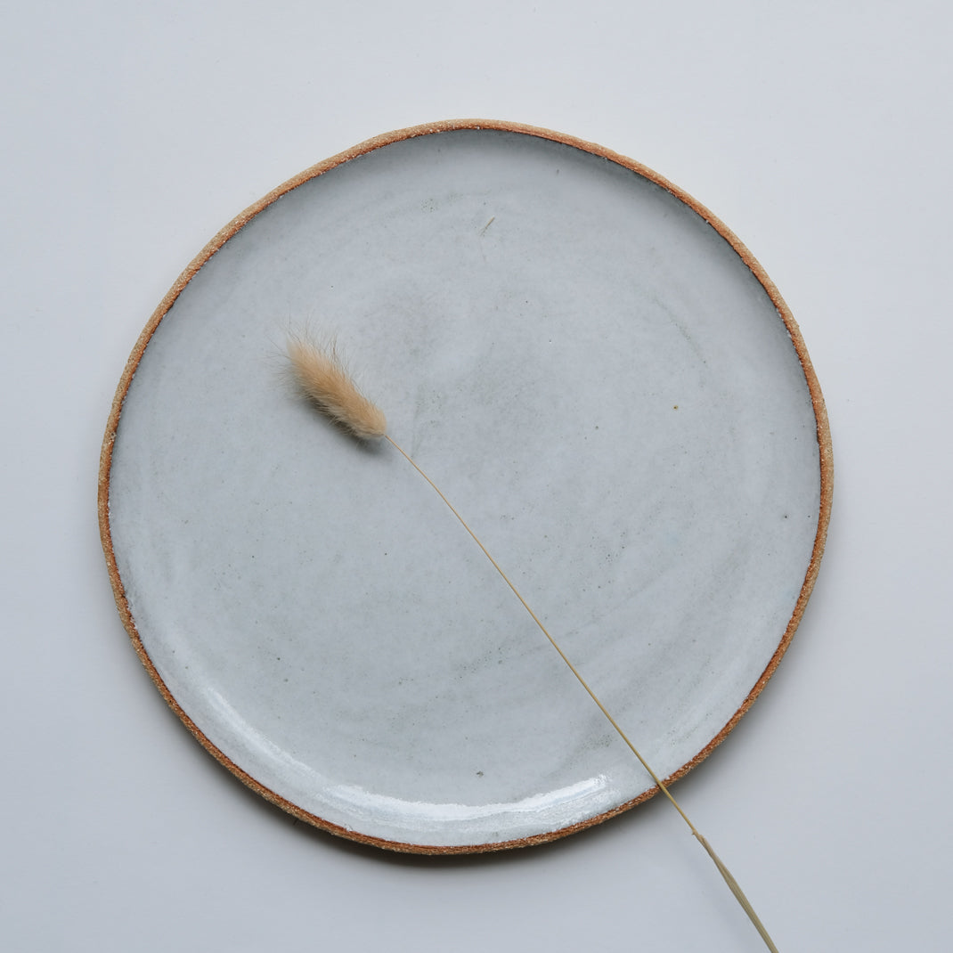 Assiette gris nuage en grès chamotté de l'Atelier M. chez Brutal