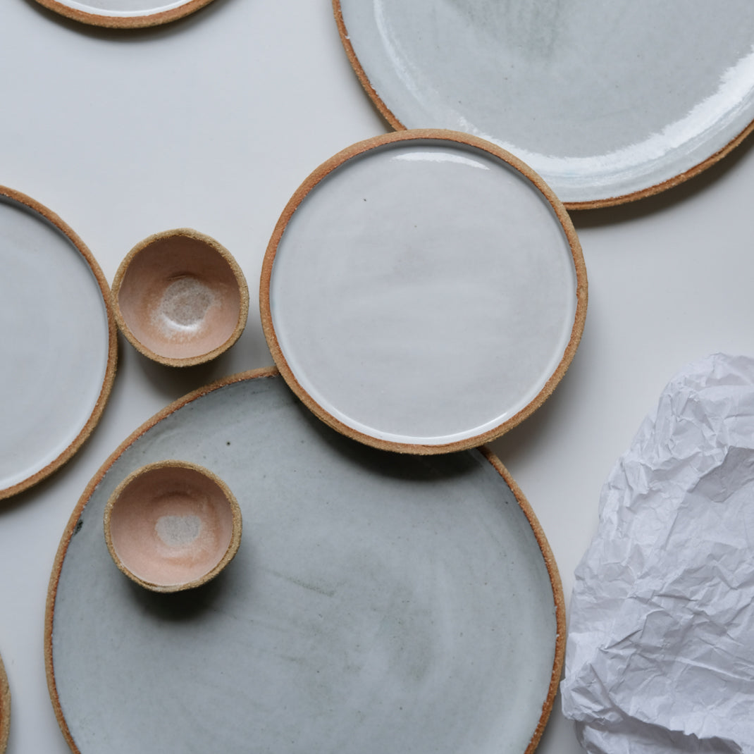 Assiette gris nuage en grès chamotté de l'Atelier M. chez Brutal