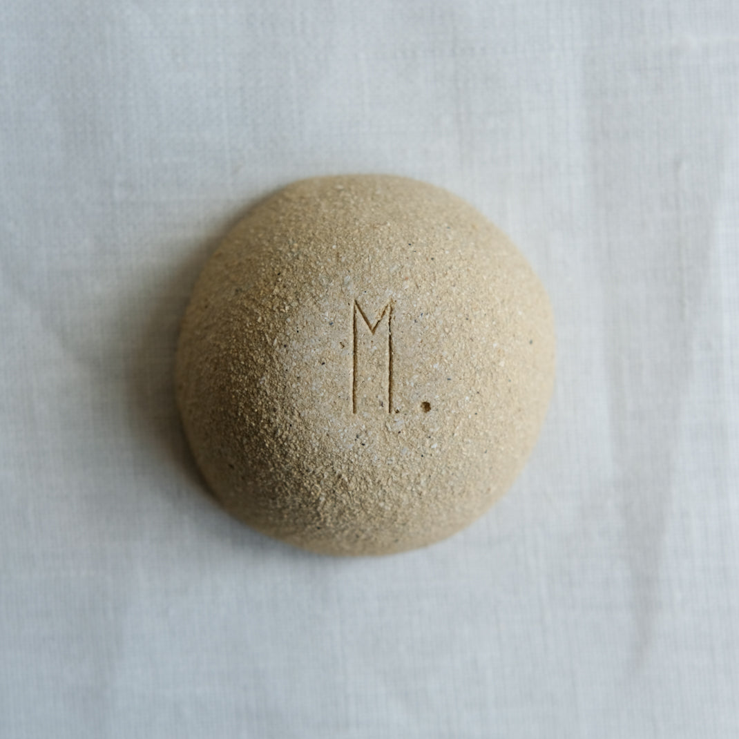 Bolinette en grès gris de l'Atelier M. chez Brutal Ceramics