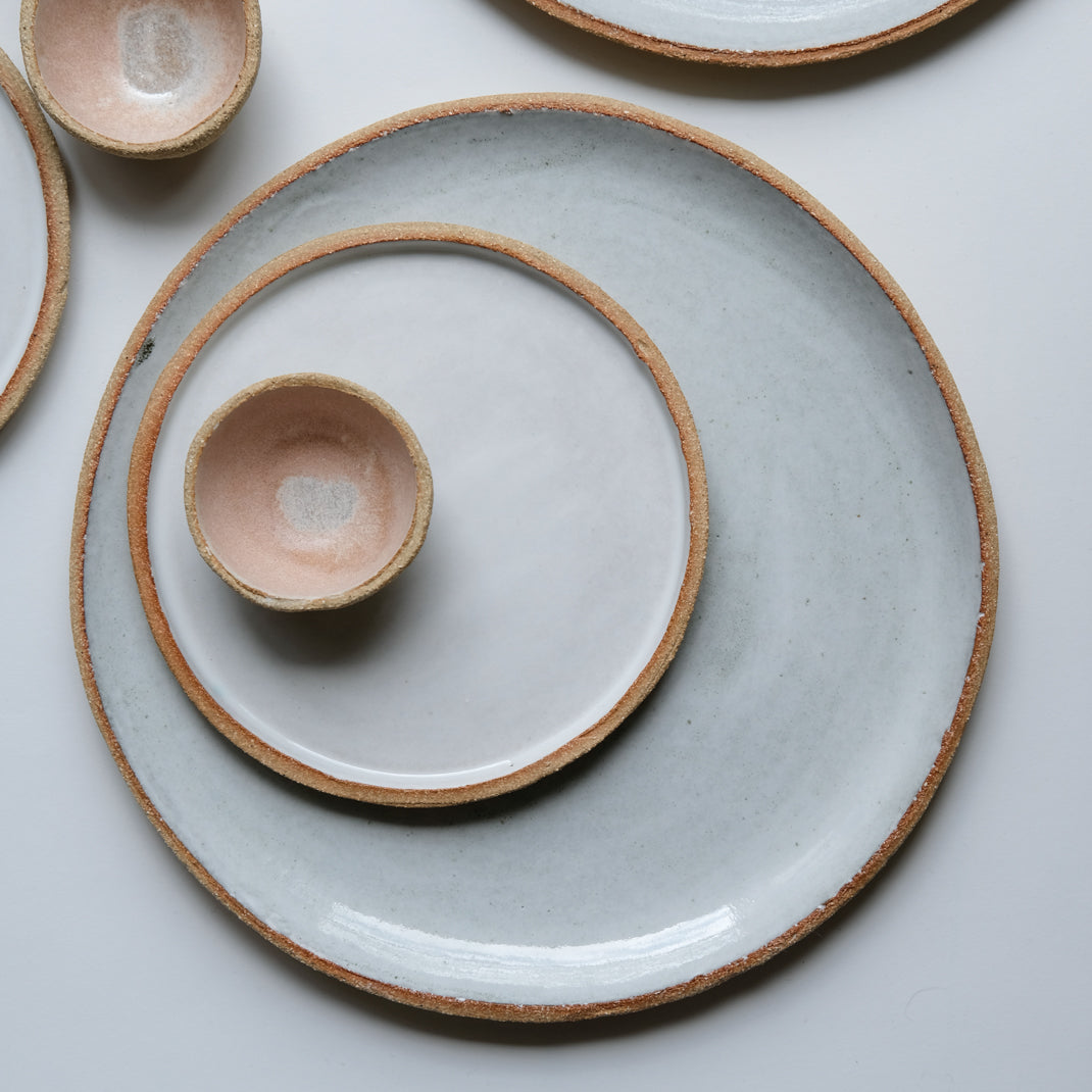 Assiette gris nuage en grès chamotté de l'Atelier M. chez Brutal
