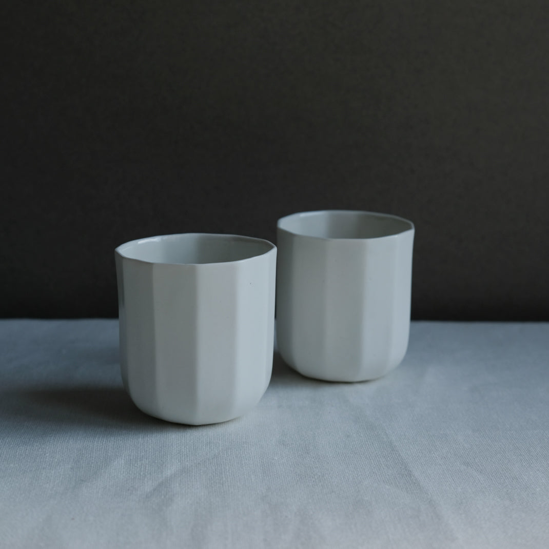 Tasse blanche en porcelaine de Charlotte Lascève chez Brutal Ceramics