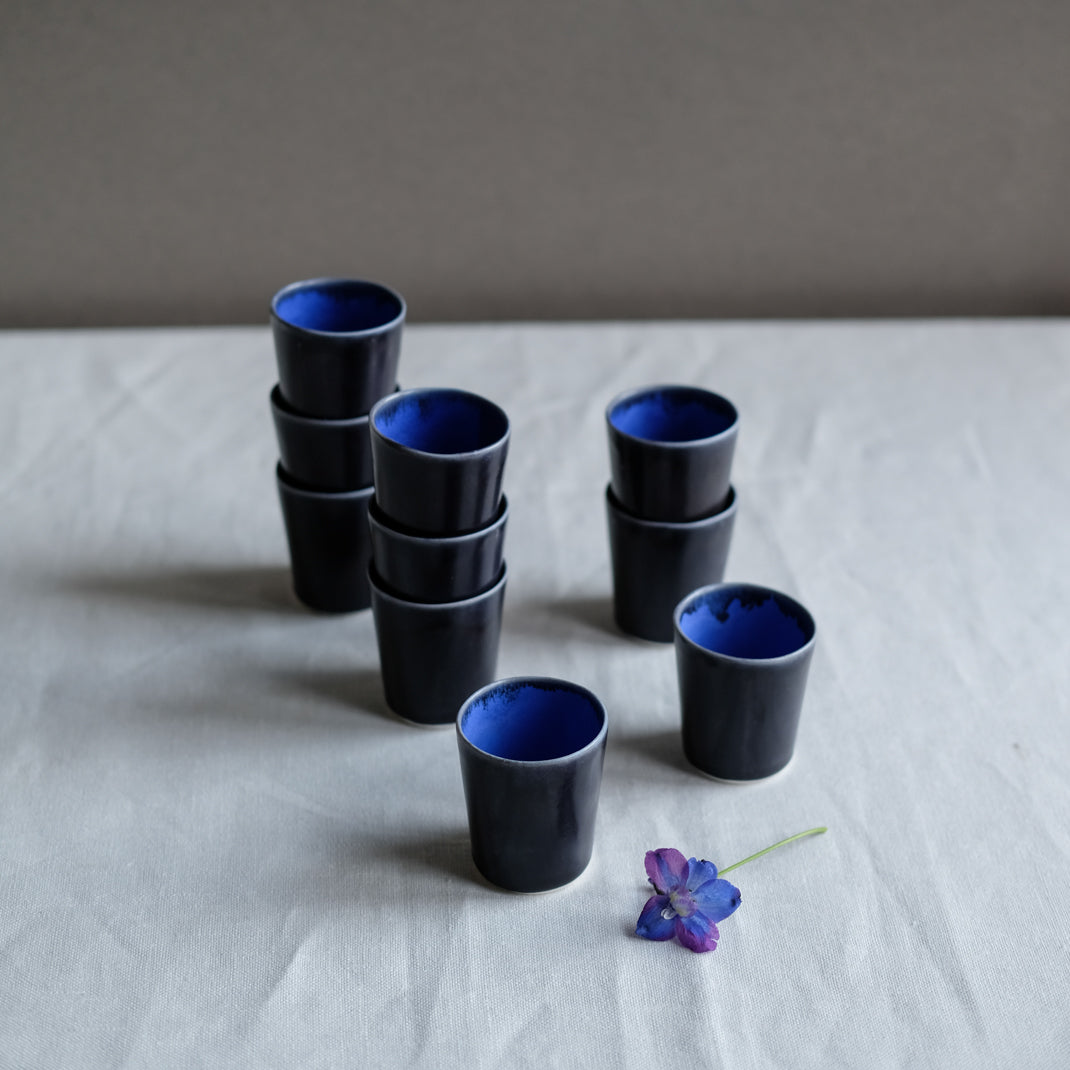 Tasse à expresso bleu de Charlotte Lascève chez Brutal Ceramics