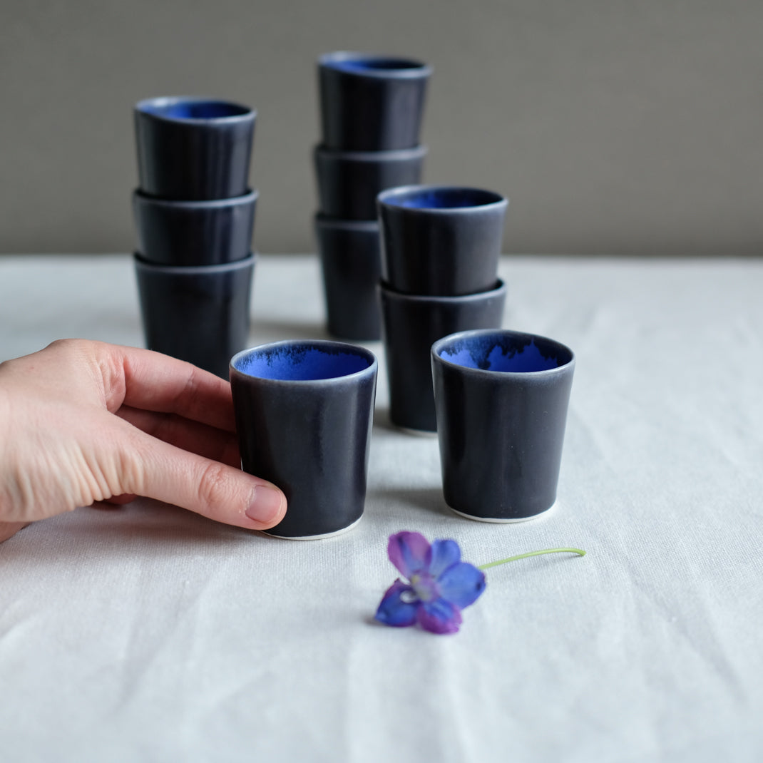 Tasse à expresso bleu de Charlotte Lascève chez Brutal Ceramics