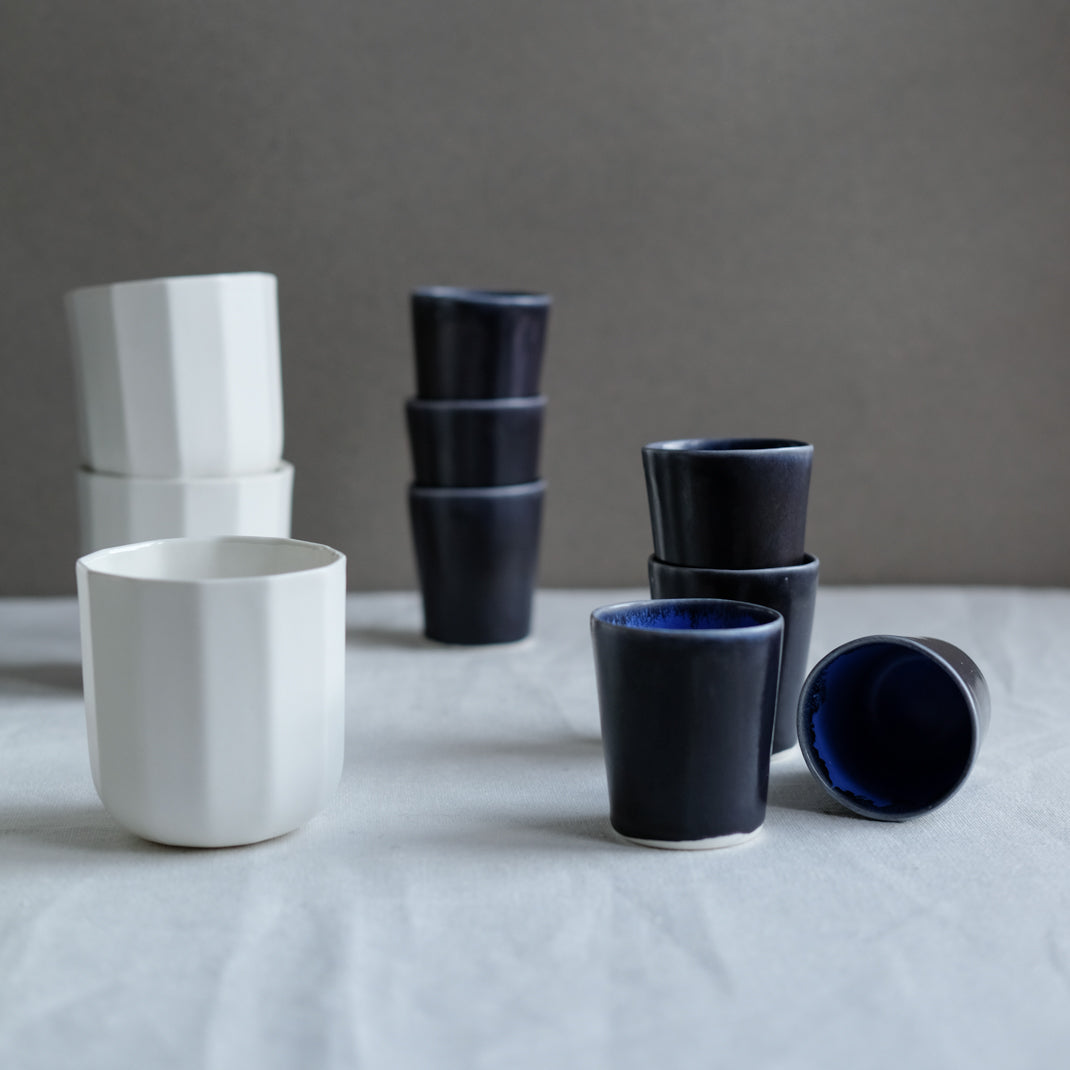 Tasse à expresso bleu de Charlotte Lascève chez Brutal Ceramics