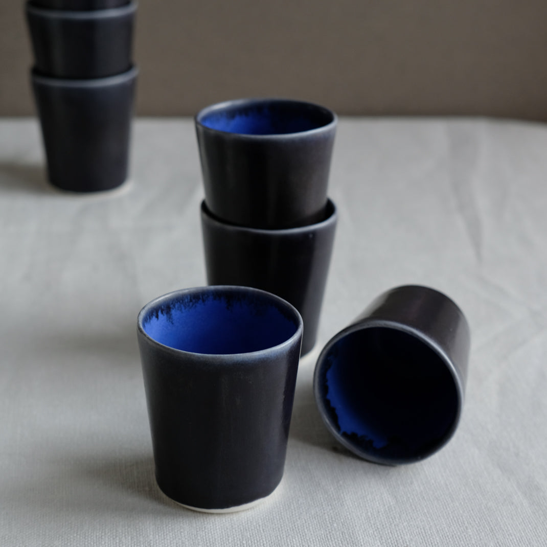 Tasse à expresso bleu de Charlotte Lascève chez Brutal Ceramics
