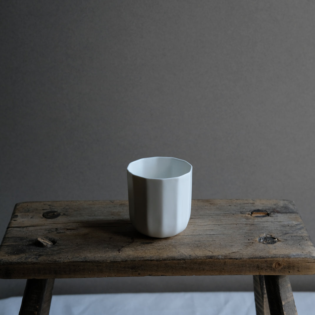 Tasse blanche en porcelaine de Charlotte Lascève chez Brutal Ceramics