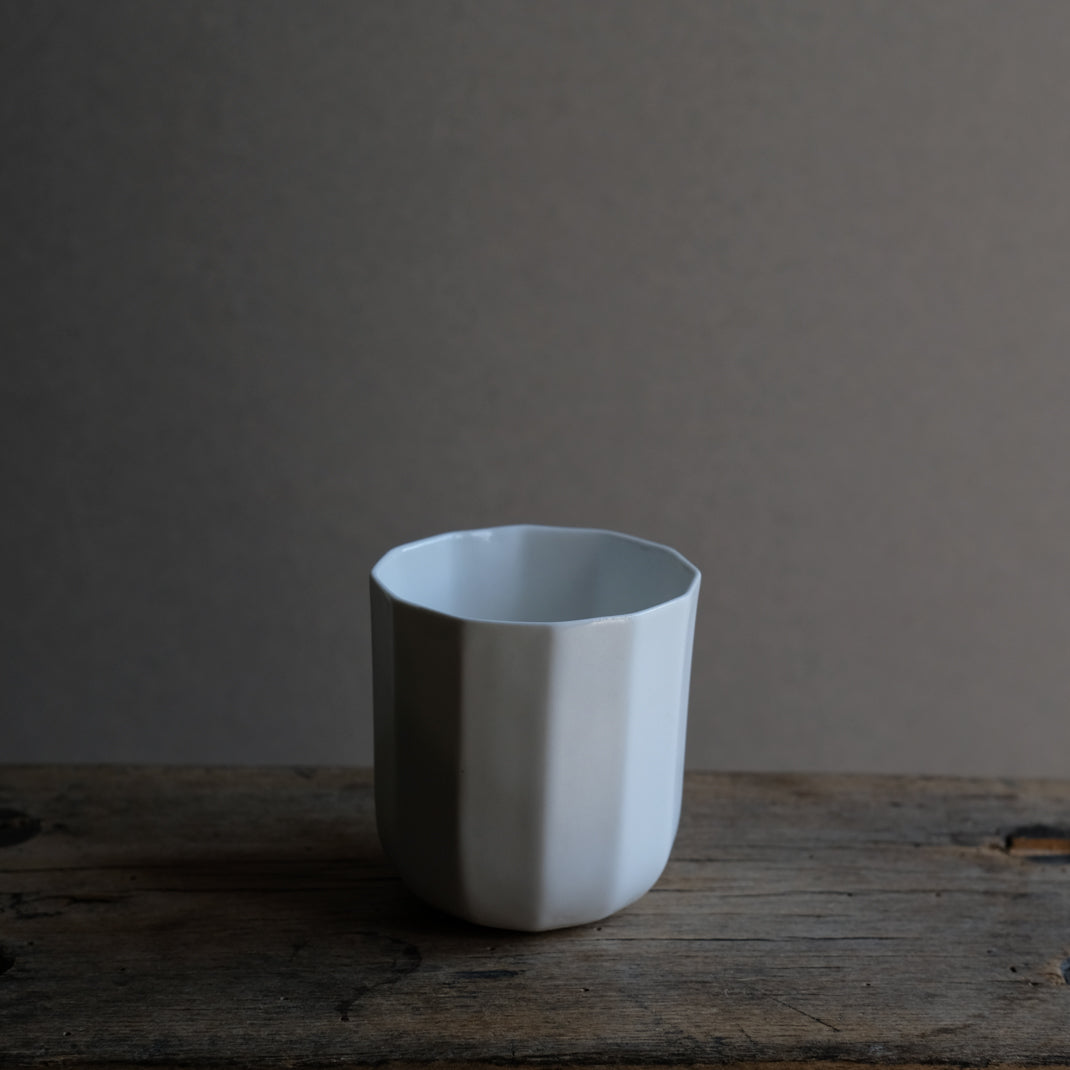 Tasse blanche en porcelaine de Charlotte Lascève chez Brutal Ceramics
