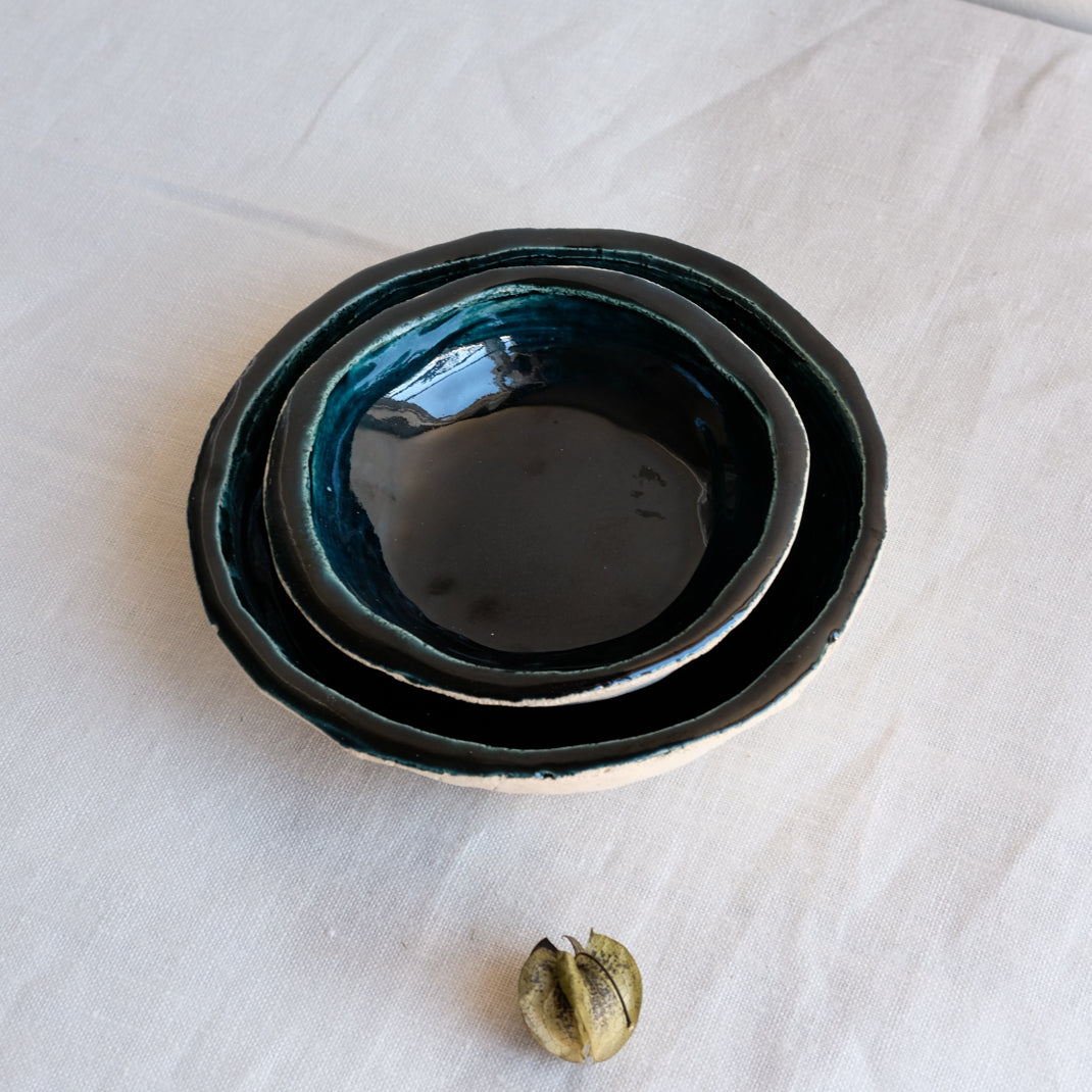 Petite assiette creuse Ima d'Emmanuelle Roule chez Brutal Ceramics