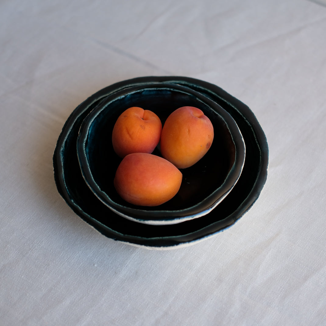 Petite assiette creuse Ima d'Emmanuelle Roule chez Brutal Ceramics