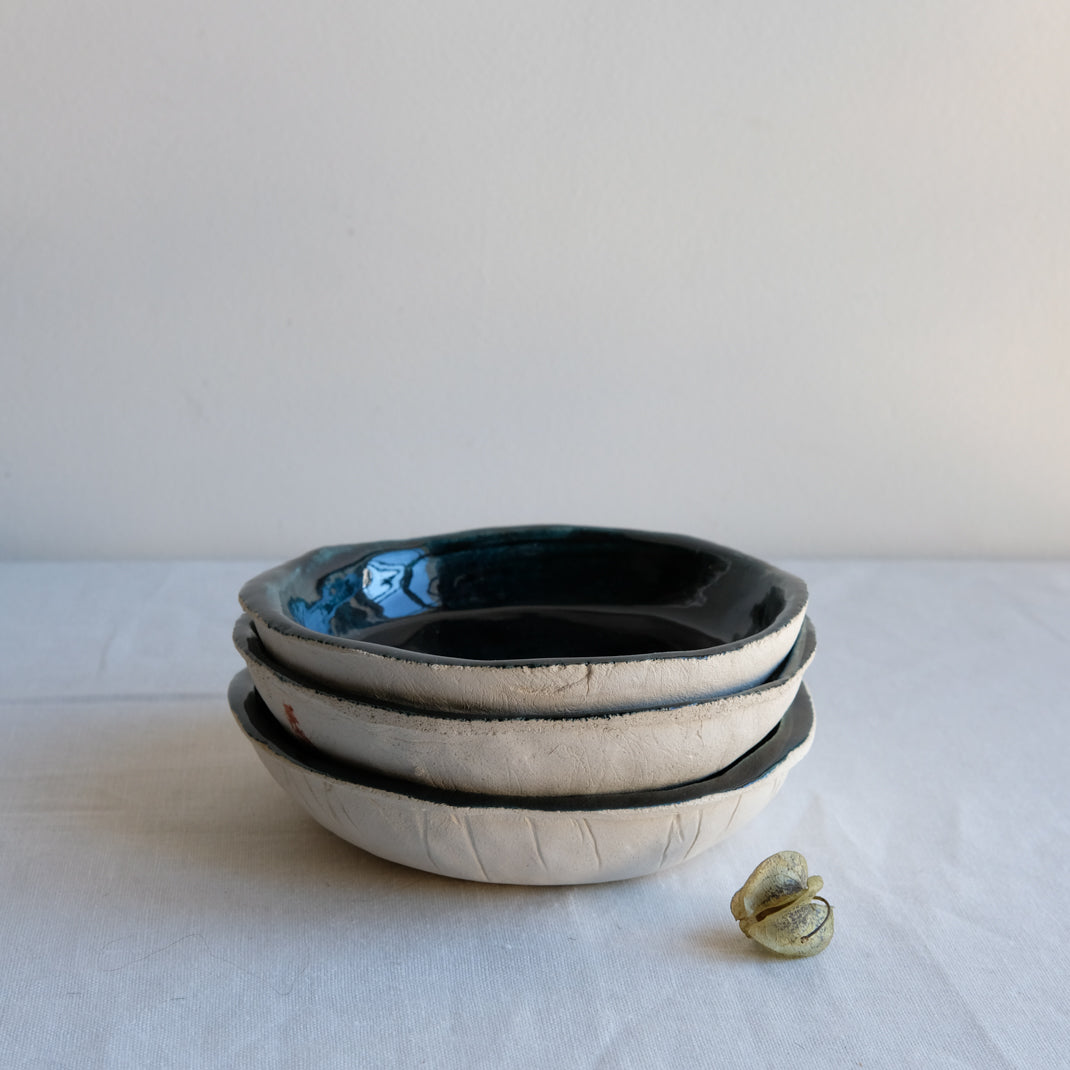 Assiette creuse Ima d'Emmanuelle Roule chez Brutal Ceramics