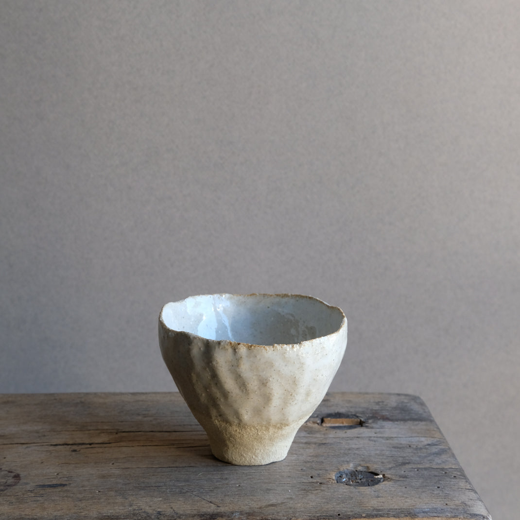 Tasse en grès de Judith Lasry chez Brutal Ceramics