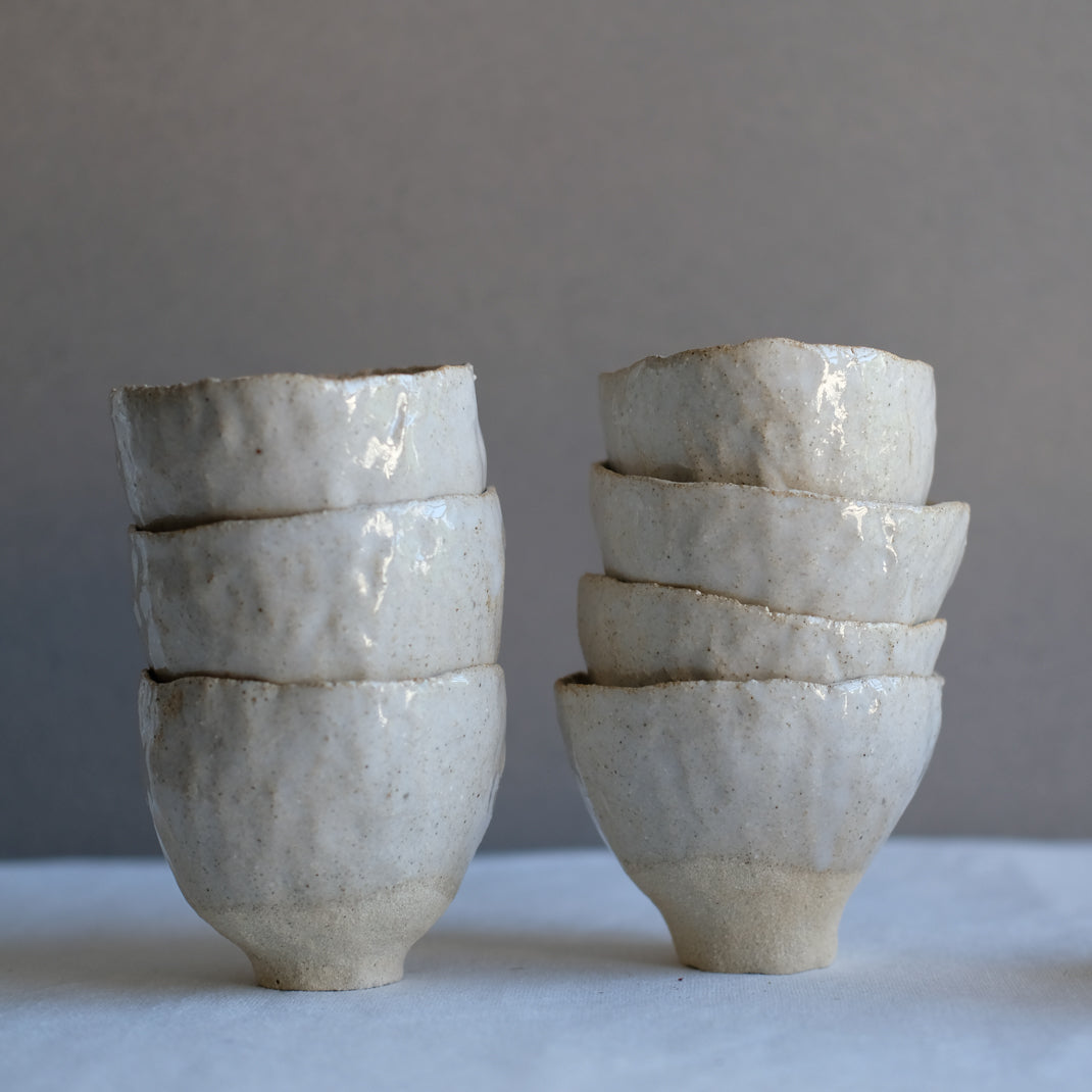 Tasse en grès de Judith Lasry chez Brutal Ceramics