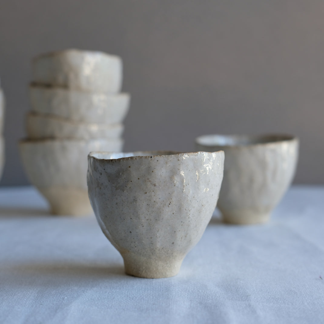 Tasse en grès de Judith Lasry chez Brutal Ceramics