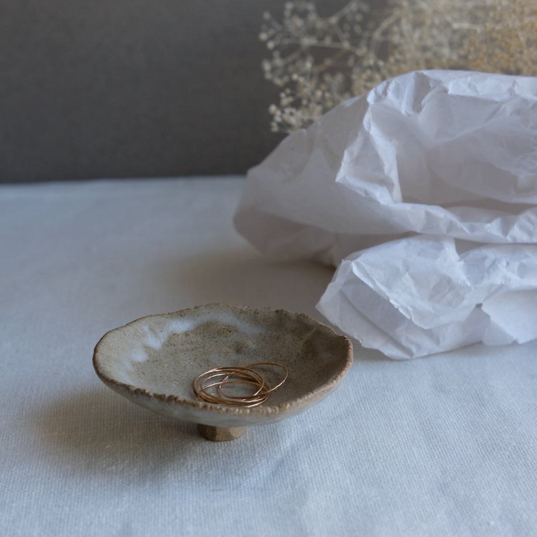 Petit recipient/coupelle de Judith Lasry chez Brutal Ceramics