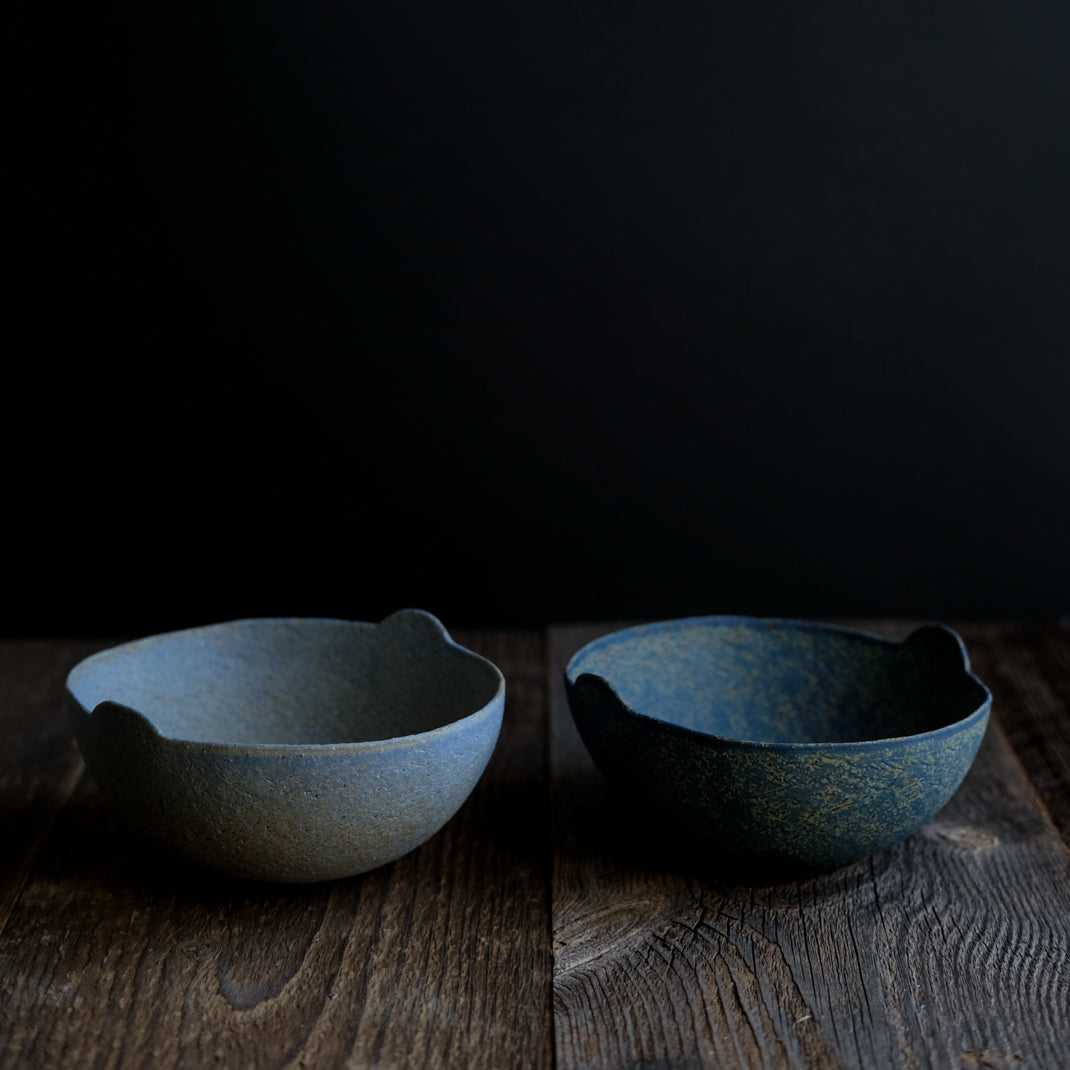 Bol oval ocre/bleu clair de Linda Ouhbi chez Brutal Ceramics