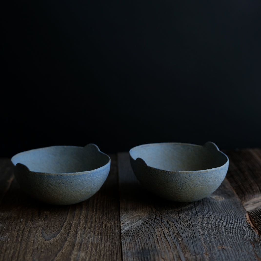 Bol oval ocre/bleu clair de Linda Ouhbi chez Brutal Ceramics