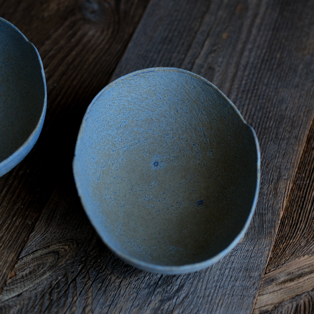 Bol oval ocre/bleu clair de Linda Ouhbi chez Brutal Ceramics