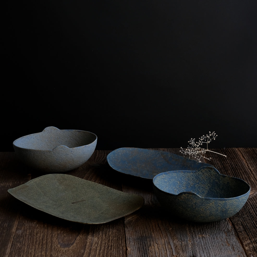 Bol oval bleu/vert de Linda Ouhbi chez Brutal Ceramics