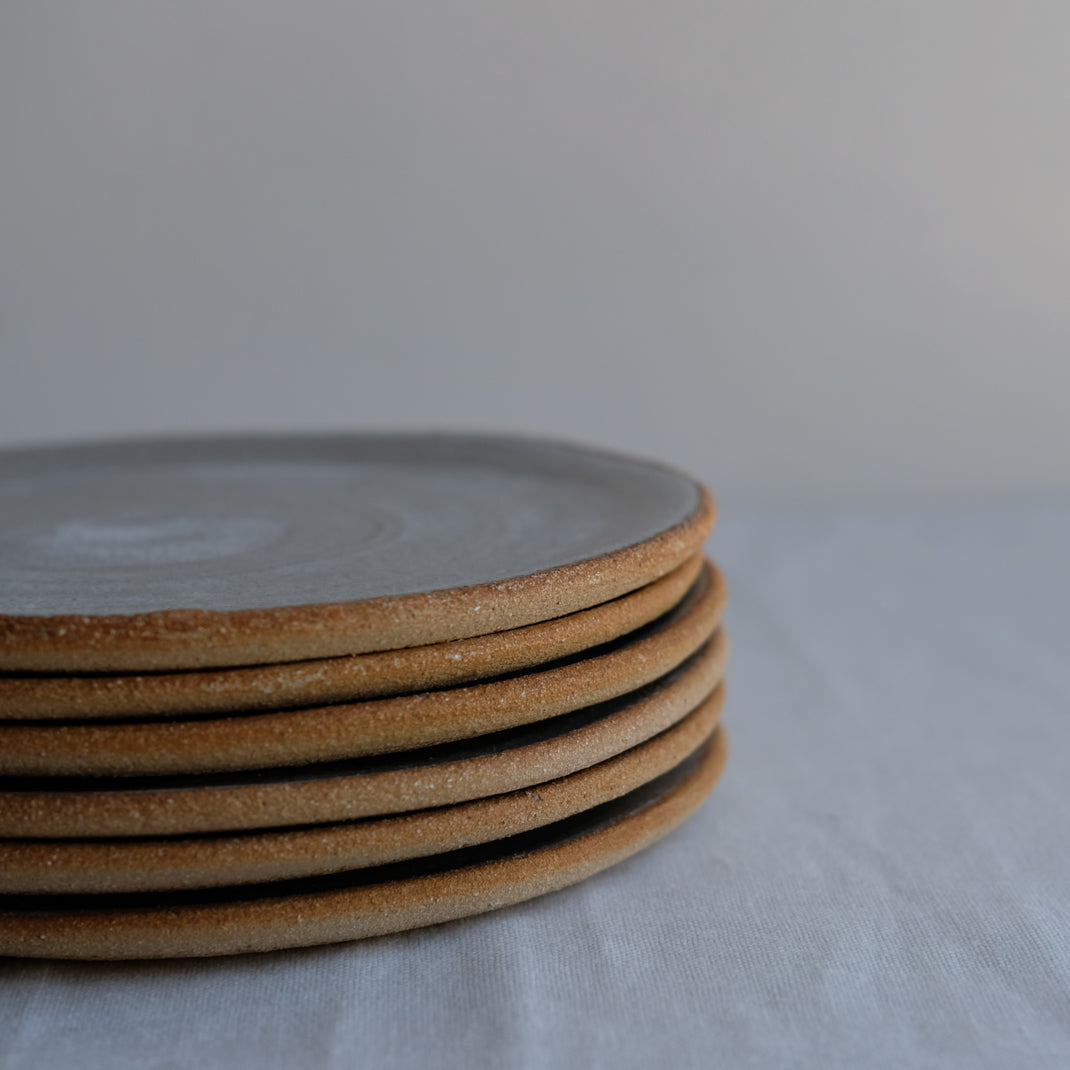 Assiette en grès de Marie Lautrou-PMPM chez Brutal Ceramics
