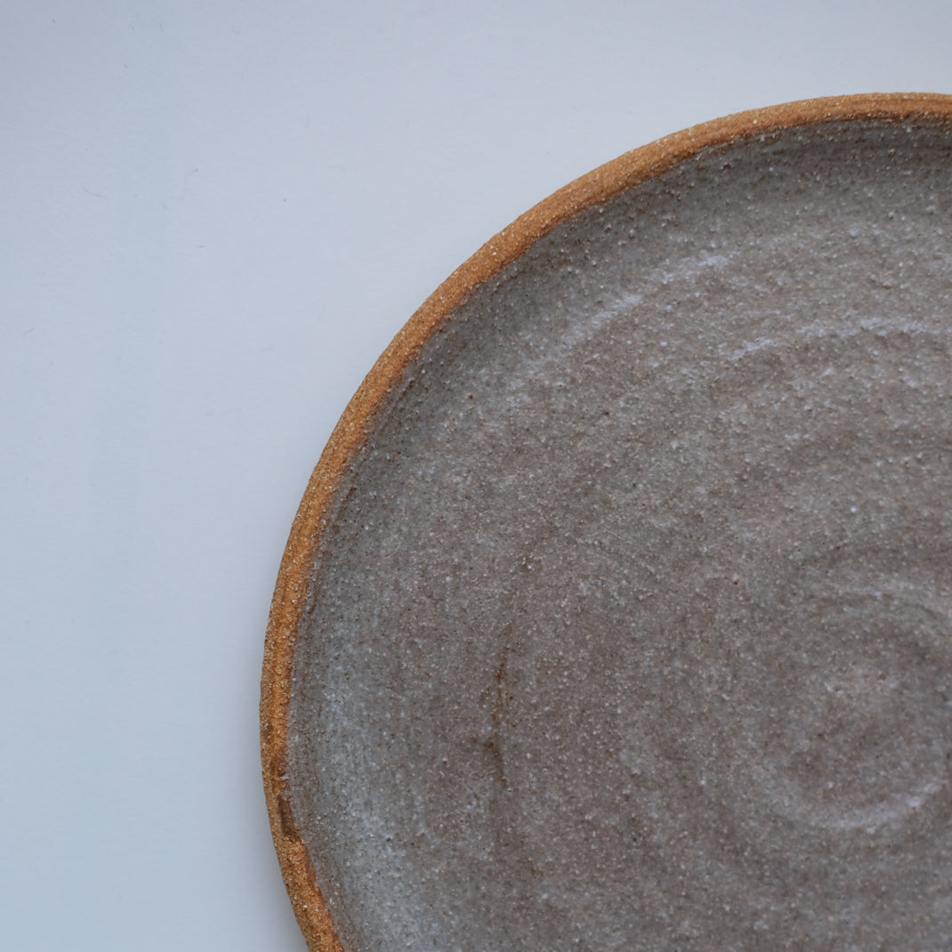 Assiette en grès de Marie Lautrou-PMPM chez Brutal Ceramics