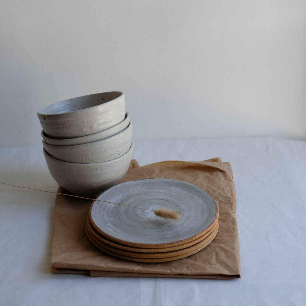 Assiette en grès de Marie Lautrou-PMPM chez Brutal Ceramics