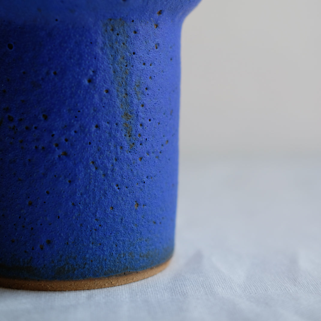 Vase bleu cobalt de Moïo Studio chez Brutal Ceramics