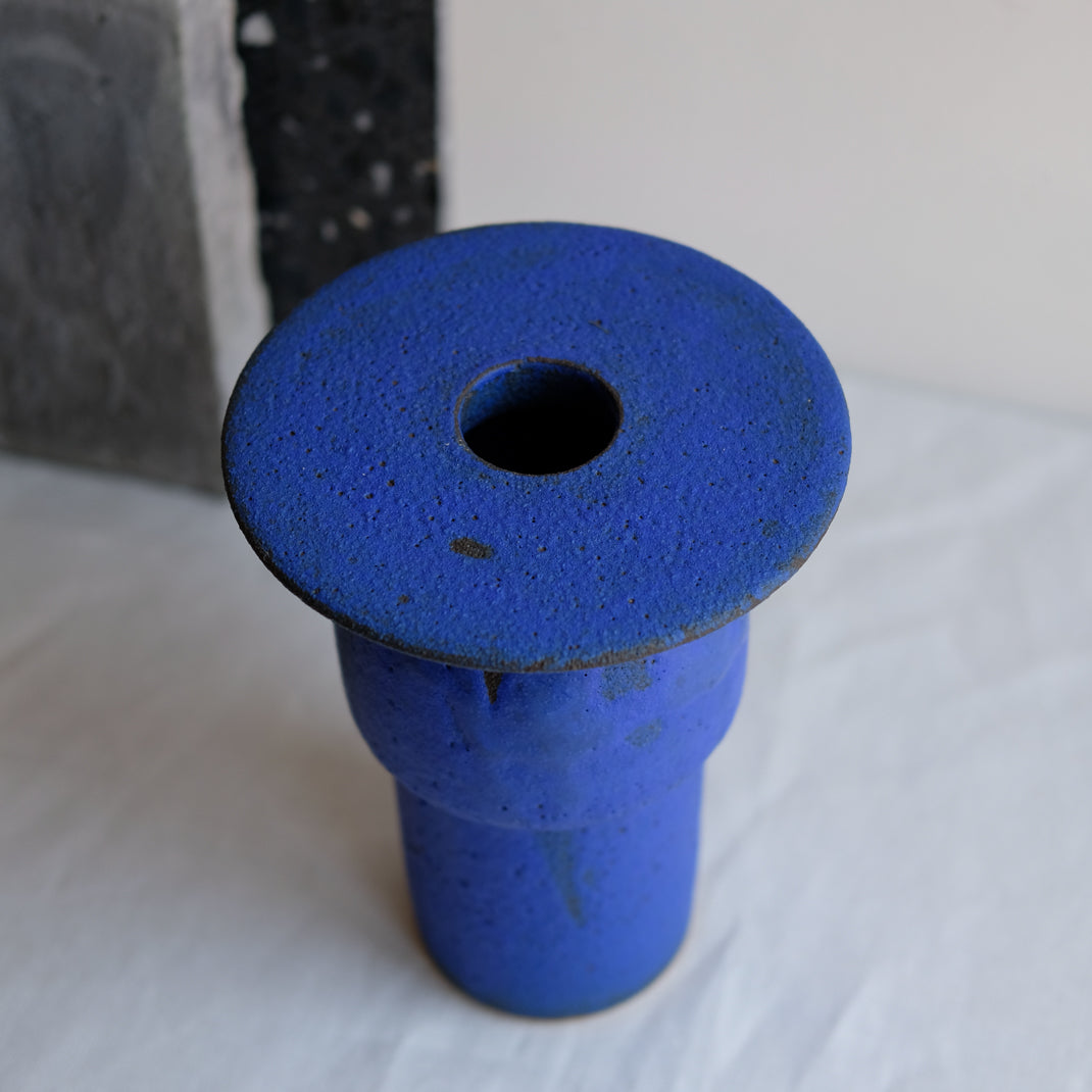 Vase bleu cobalt de Moïo Studio chez Brutal Ceramics