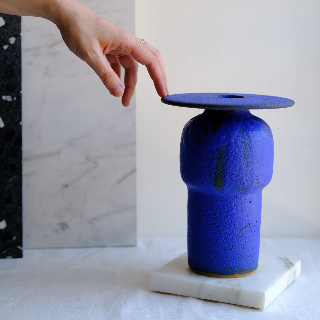 Vase bleu cobalt de Moïo Studio chez Brutal Ceramics