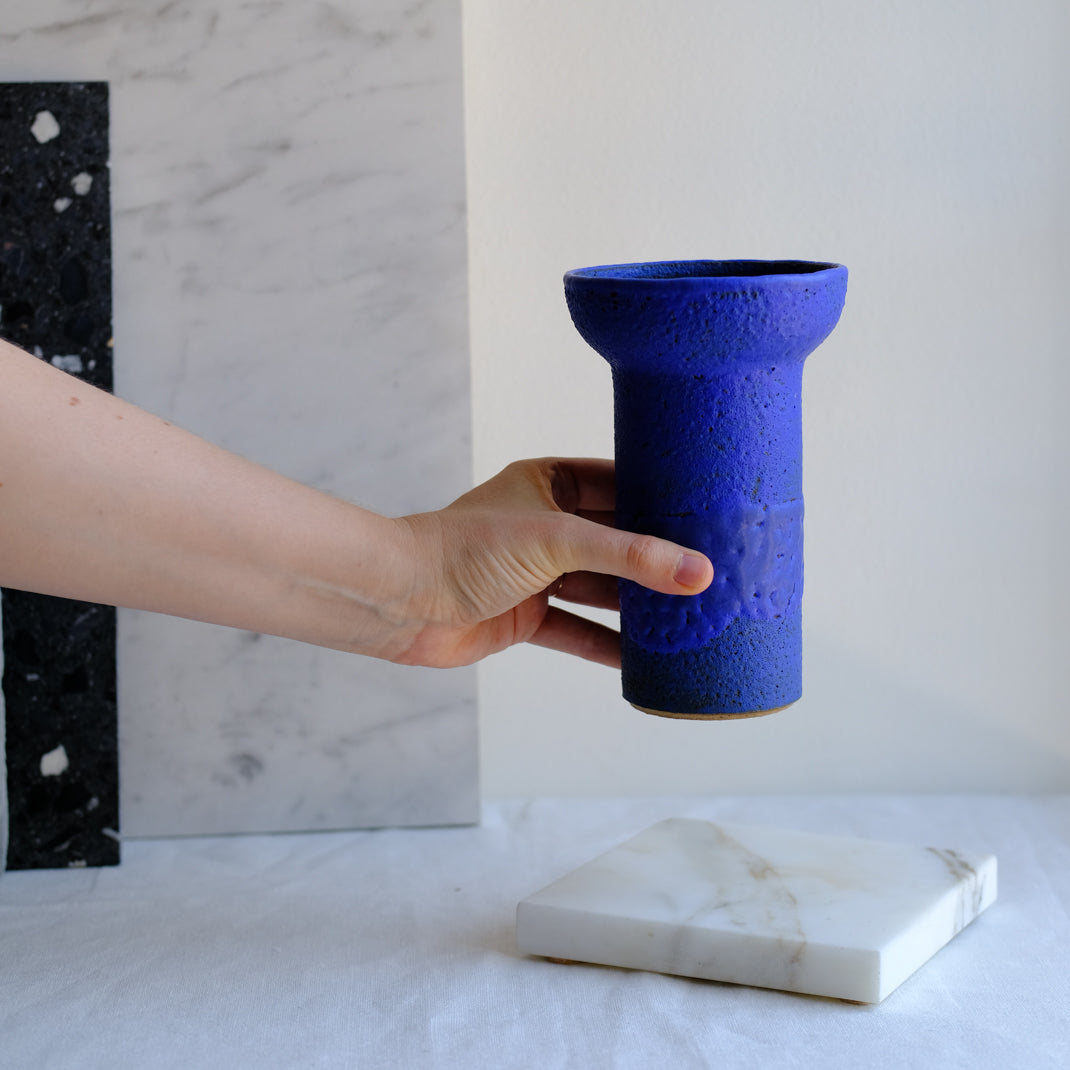 Vase bleu cobalt de Moïo Studio chez Brutal Ceramics