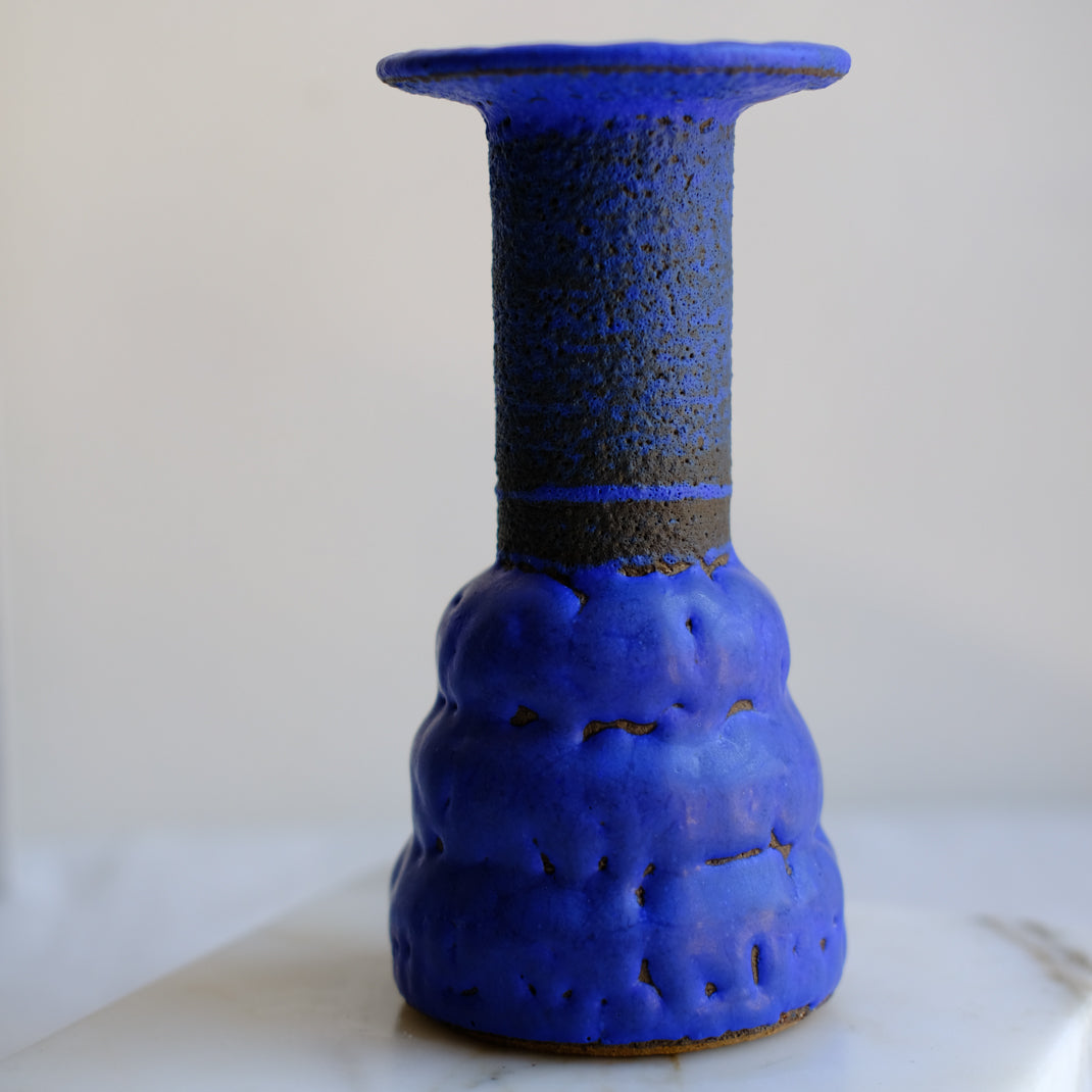 Vase bleu cobalt de Moïo Studio chez Brutal Ceramics