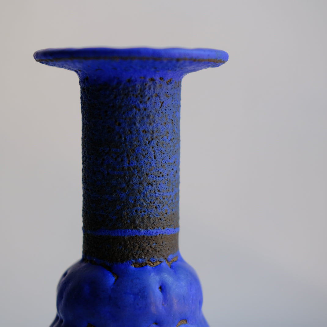 Vase bleu cobalt de Moïo Studio chez Brutal Ceramics