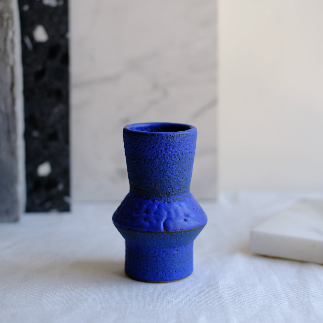 Vase bleu cobalt de Moïo Studio chez Brutal Ceramics