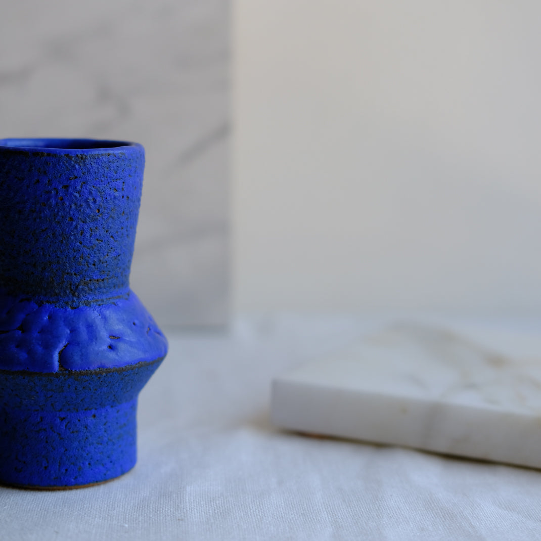 Vase bleu cobalt de Moïo Studio chez Brutal Ceramics