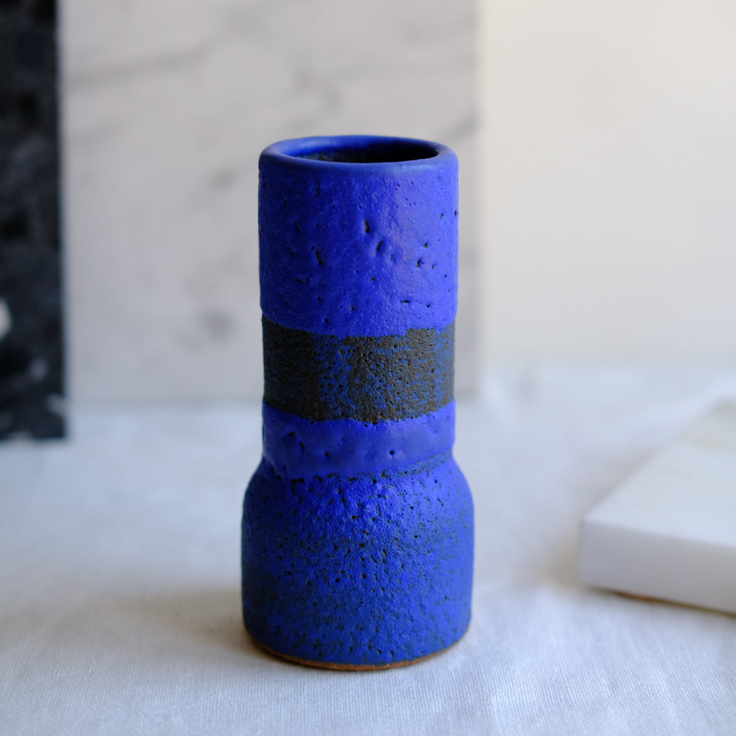 Vase bleu cobalt de Moïo Studio chez Brutal Ceramics