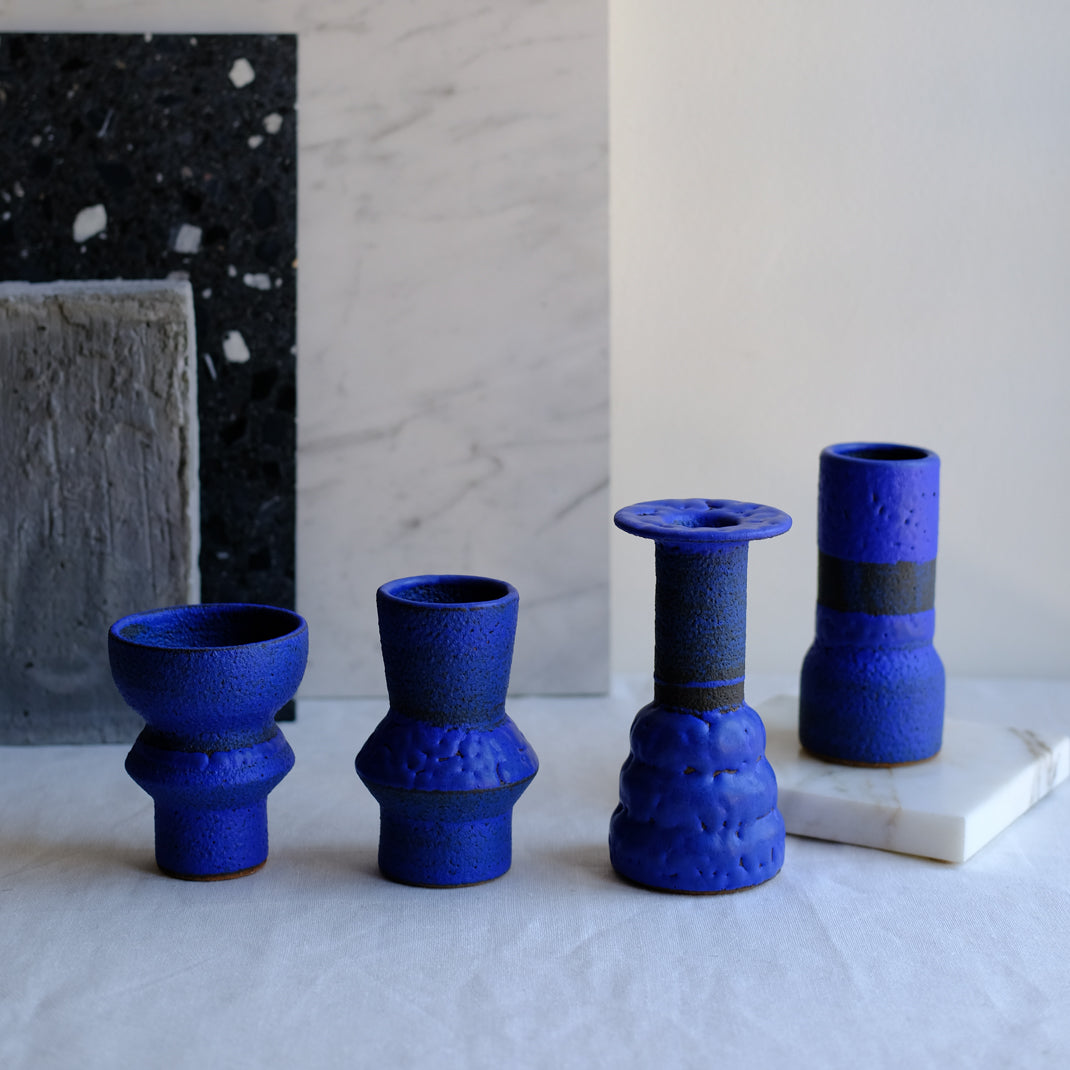 Vase bleu cobalt de Moïo Studio chez Brutal Ceramics
